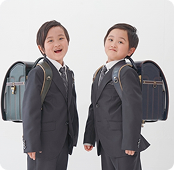 2人の小学生の入学式記念フォト