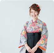 振袖を着た女性の記念写真