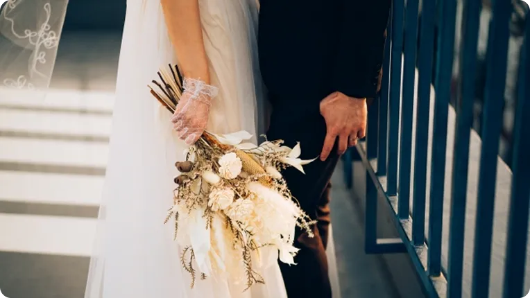 夫婦の手元とお花が映っているウェディングフォト