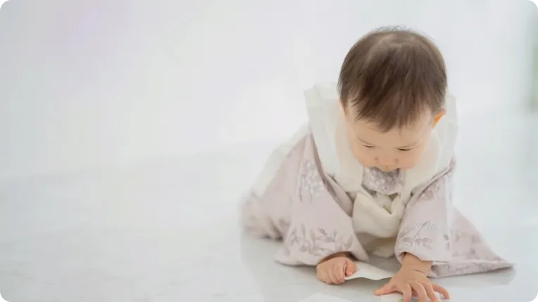 1歳の誕生日を迎えた赤ちゃんの記念写真