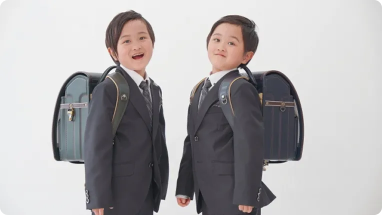 2人の男の子がランドセルを背負った入学記念フォト