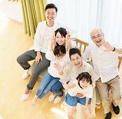 部屋の中で撮影した家族フォト