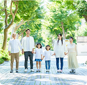 外で家族が手をつないでいる家族フォト