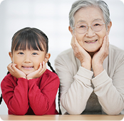 祖母と孫がポーズをとっている写真