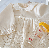 赤ちゃんの洋服を記念に撮影したフォト