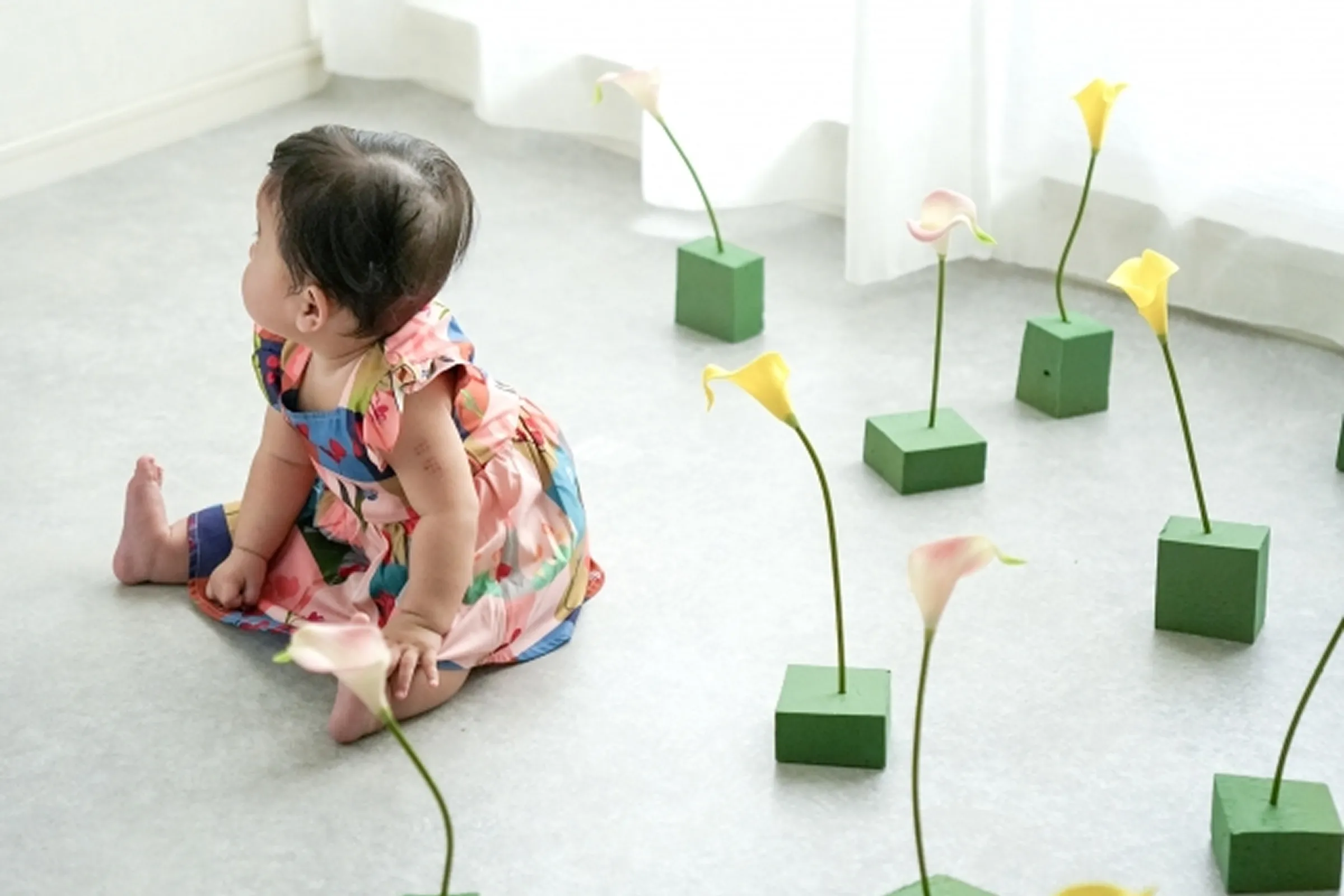 赤ちゃんとお花が映っているひなまつりフォト