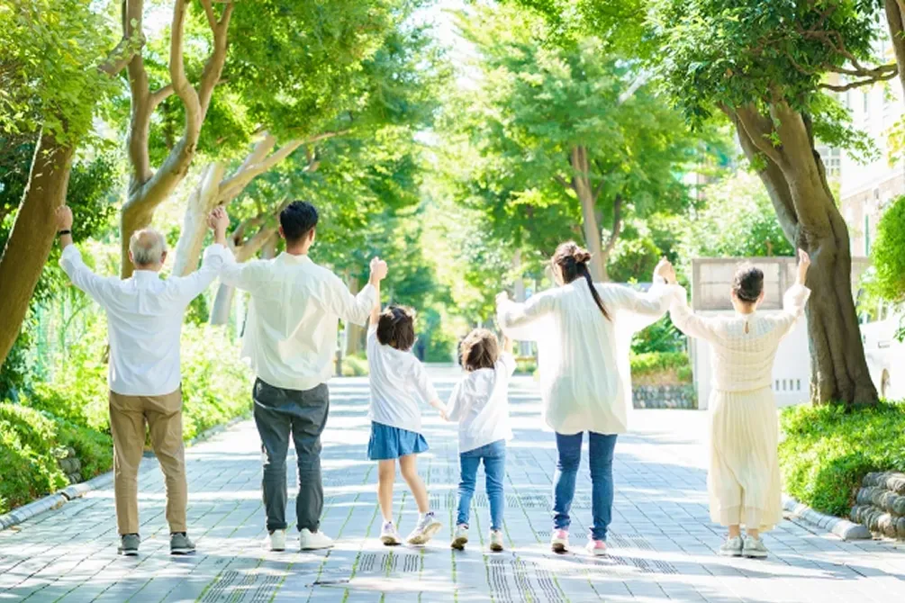 家族が手をつないだ後ろ姿の家族写真