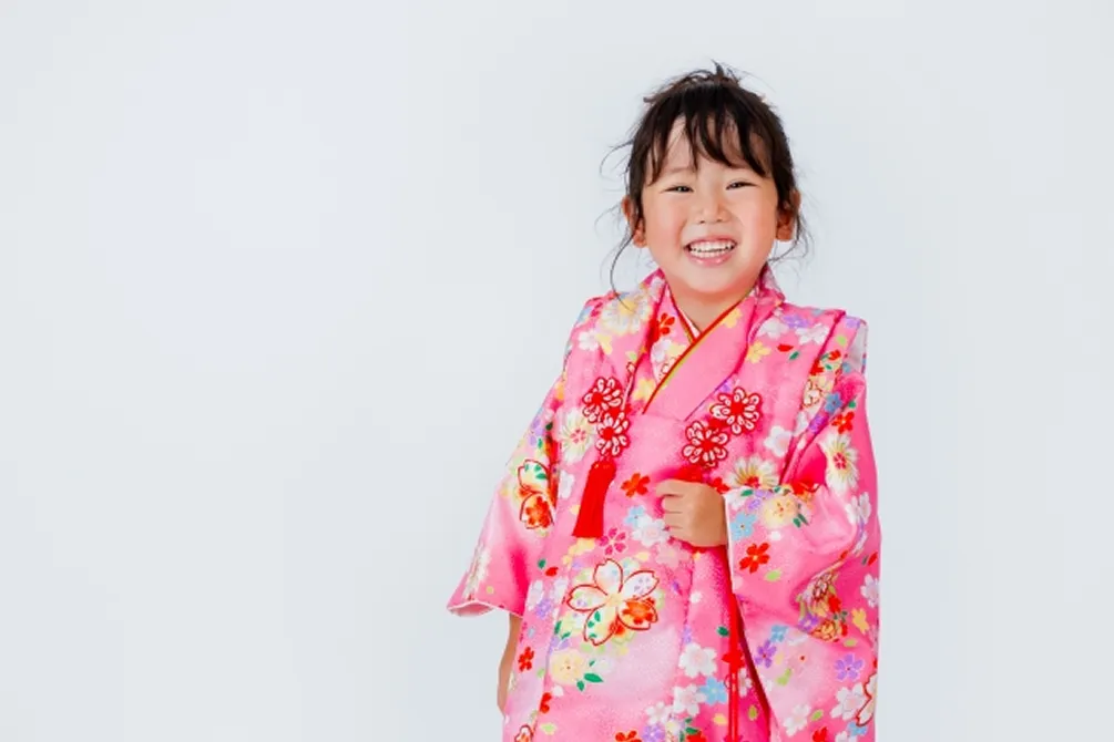 女の子が七五三衣装を着た写真