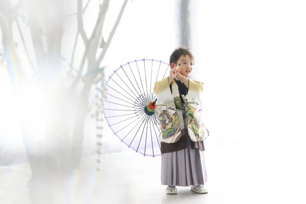 七五三衣装を着た男の子の記念写真