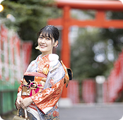 神社で撮影する成人式の写真