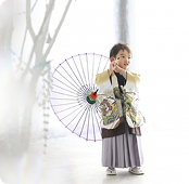 白い内装のスタジオで撮影する男の子の七五三フォト