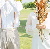 白い衣装を夫婦の結婚写真
