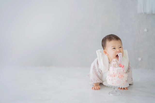 1歳の誕生日を迎えた赤ちゃんの記念写真