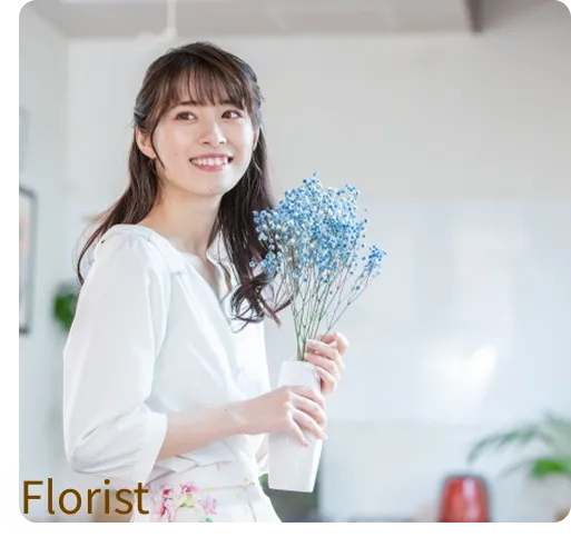 お花を持っているフローリストスタッフ